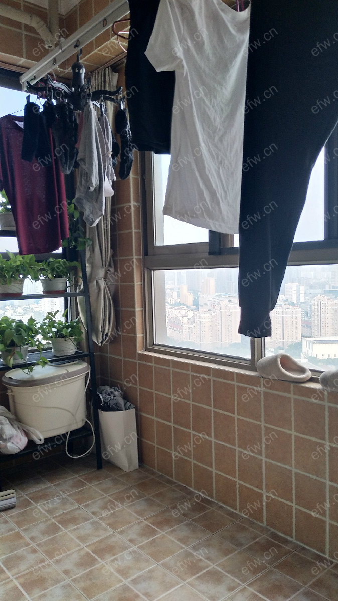 世茂际广场 2室2厅，采光好，装修好，火车站1号和3号双地铁，汽车站旁