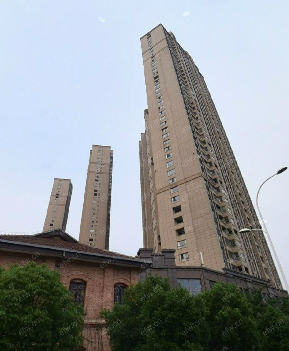世茂际广场 2室2厅，采光好，装修好，火车站1号和3号双地铁，汽车站旁